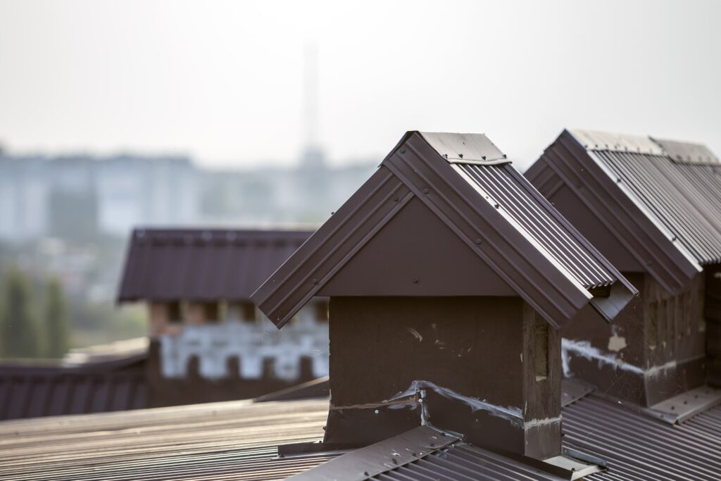 Toiture-en-metal-cheminée-à-bruxelles-dépannage-min