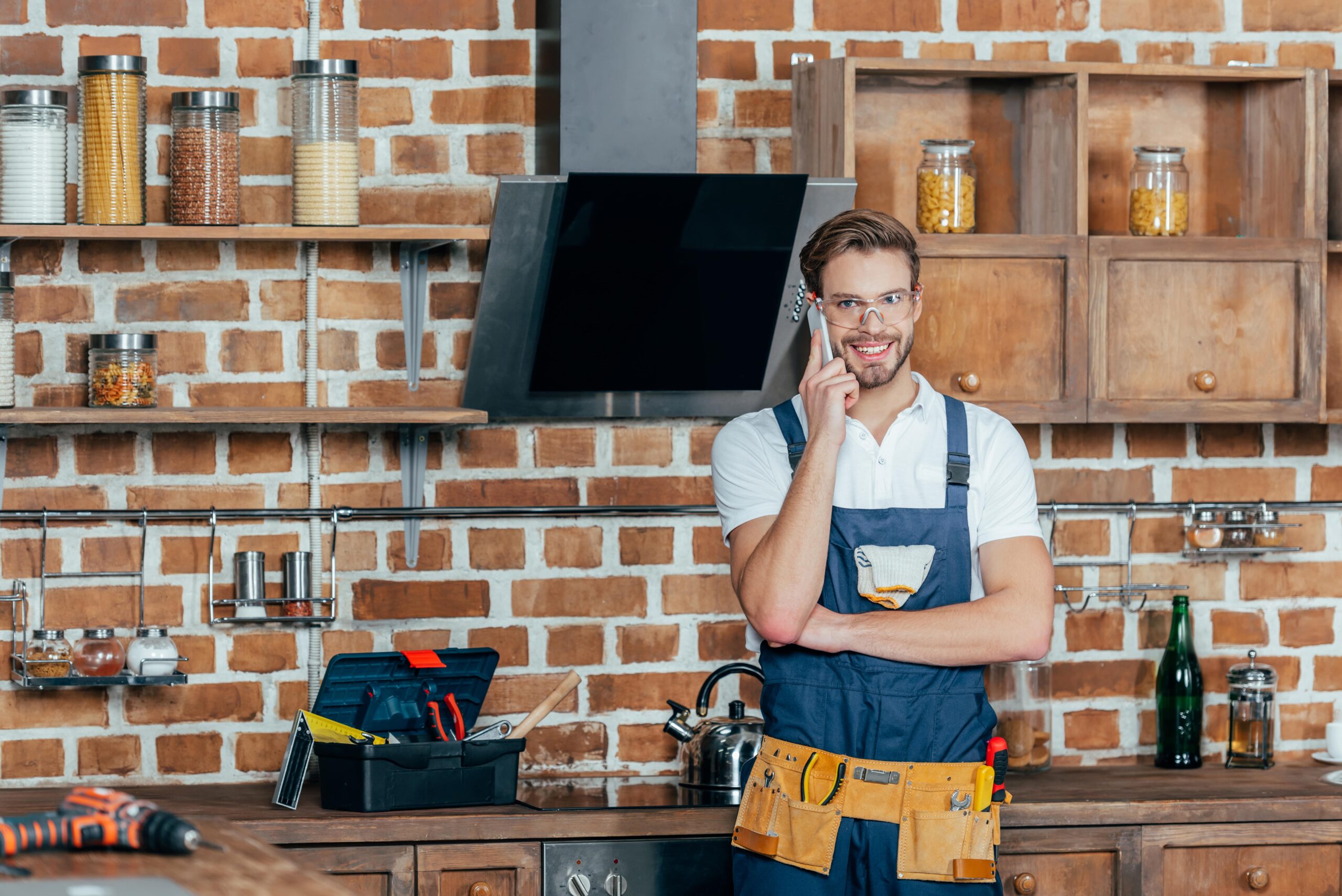 jeune-réparateur-dépanneur-maison-au-téléphone-min