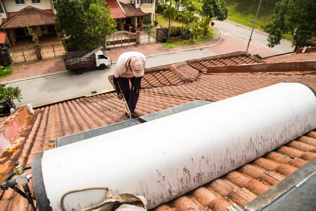réparateur-homme-fixant-produit-sur-toit-pour-panneaux-solaires-min