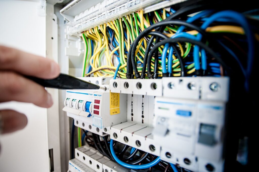 compteur-électrique-en-réparation-par-un-éléctricien-avec-un-tournevis