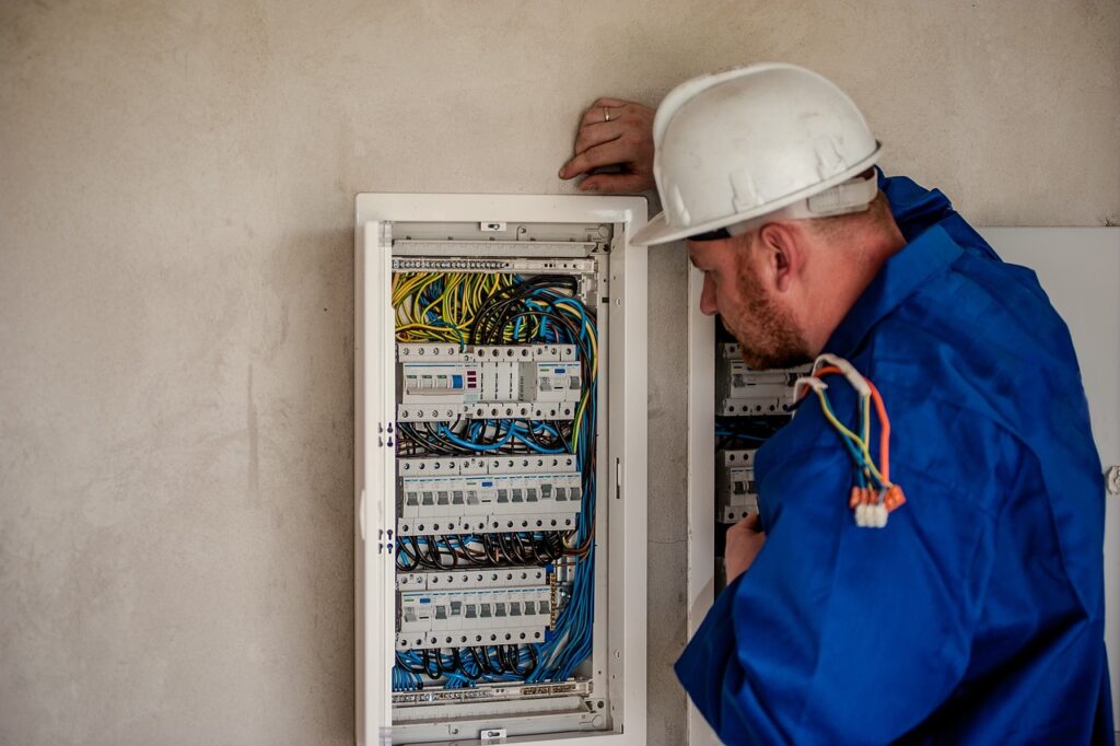 électricien-fixant-le-compteur-éléctrique