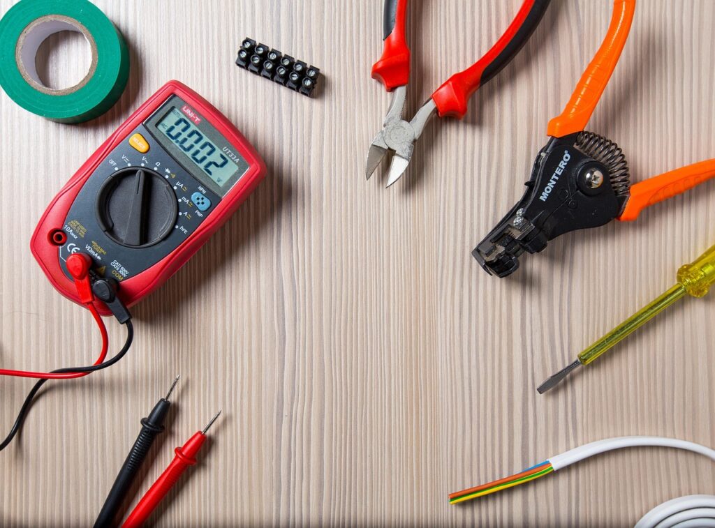 -ensemble-d-outils-nécessaire--à-un-dépanneur-éléctrique-ou-électricien