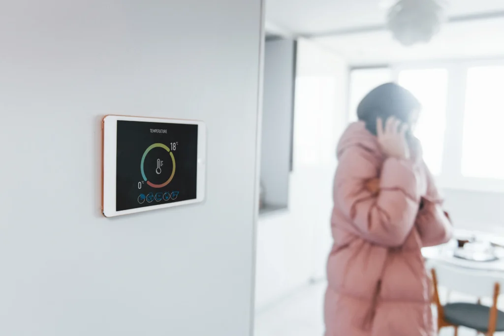 femme-contactant-dépanneur-pour-ploblème-de-thermostat