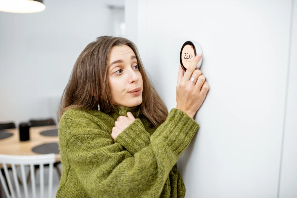 femme-régulant-le-thermostat-pour-le-chauffage