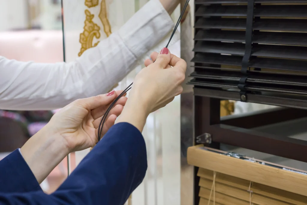 jeune-femme-avec-volets-solides-au-magasin-laissant-passer-la-lumière