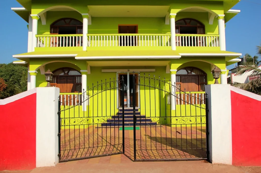 portail-maison-multicouleur