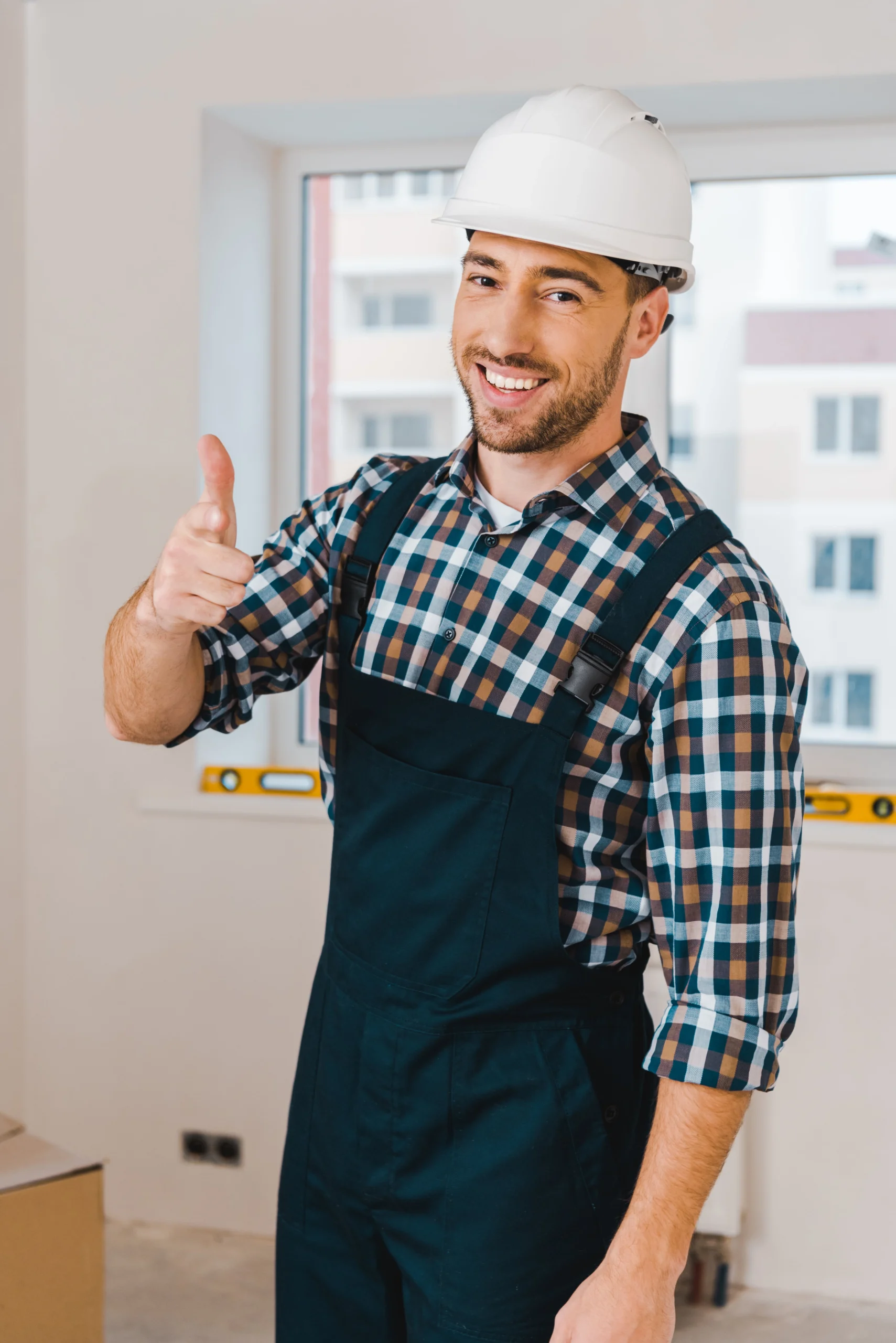 Homme-heureux-pour-réparation maison-min